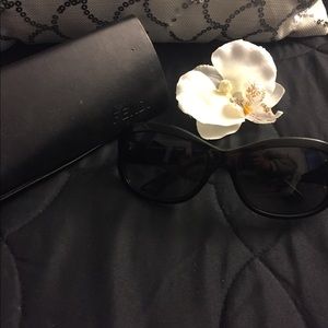 🔥Aurhentic Dark Black Fendi Shades🔥